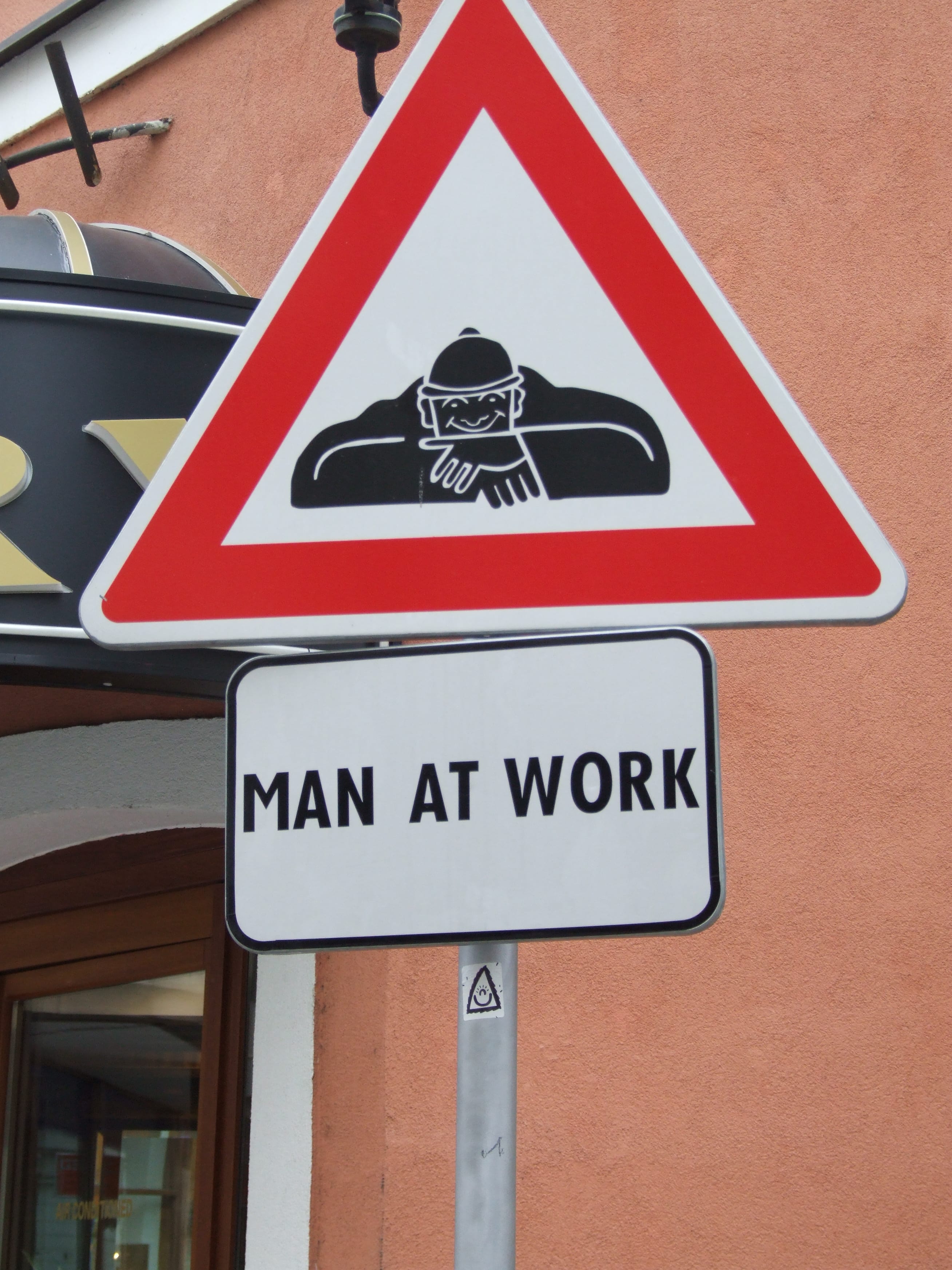 cumil man at work statue bratislava