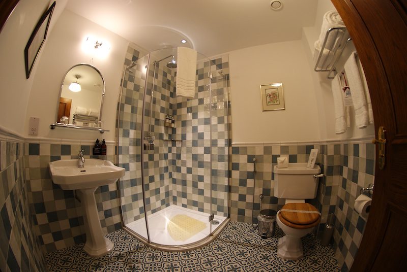 the whispering pine lodge bathroom