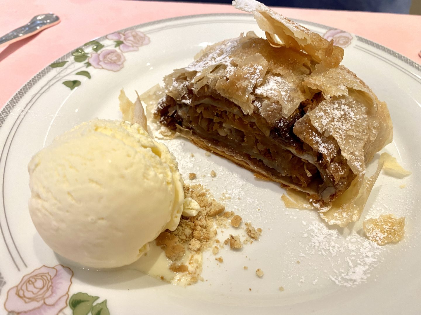 Oslo court apple strudel