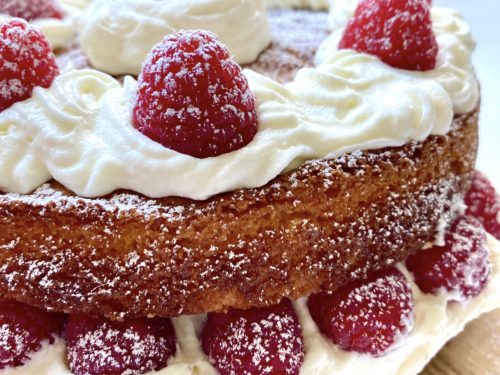 Buckingham Palace bakers release Queen's Victoria sponge cake recipe |  Australia's Best Recipes