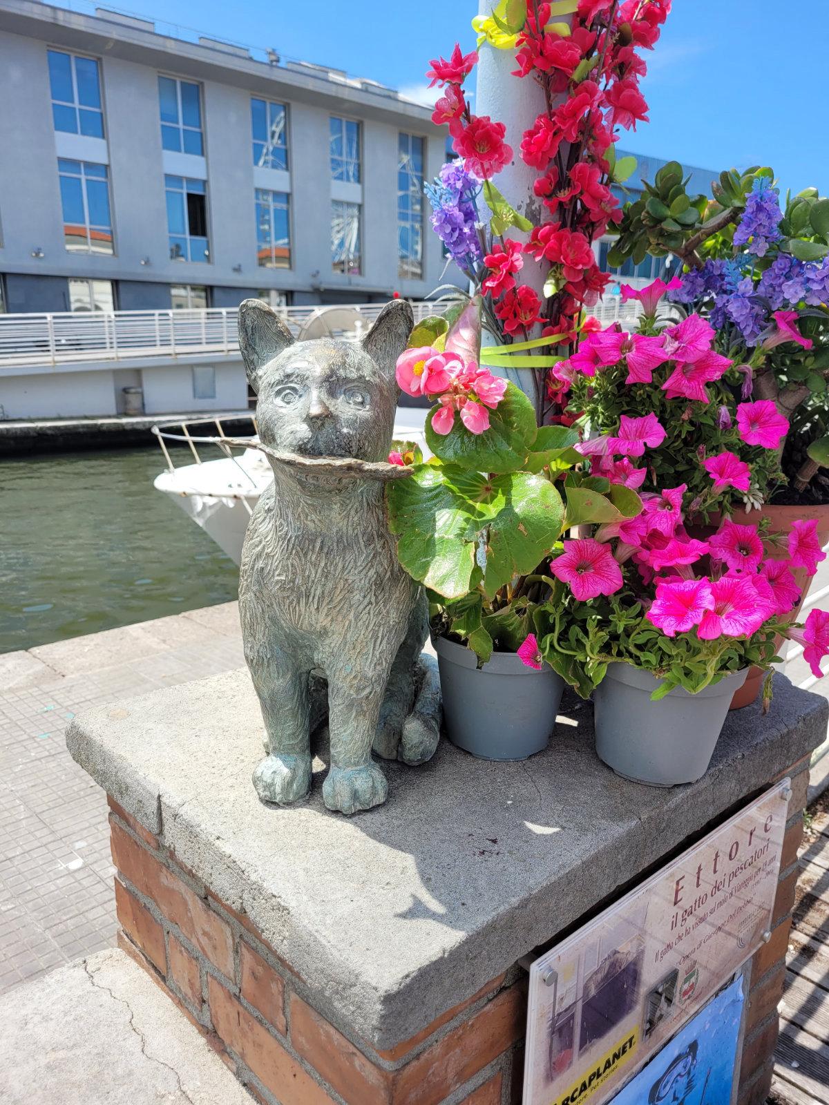 ettore cat statue viareggio