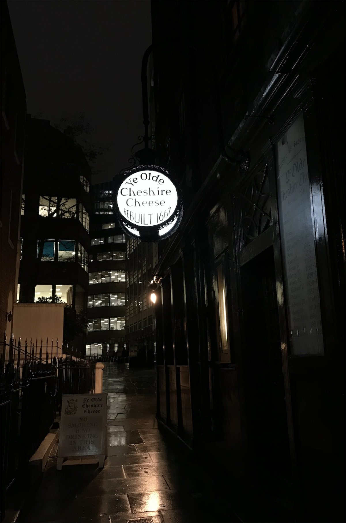 ye olde cheshire cheese alleyway