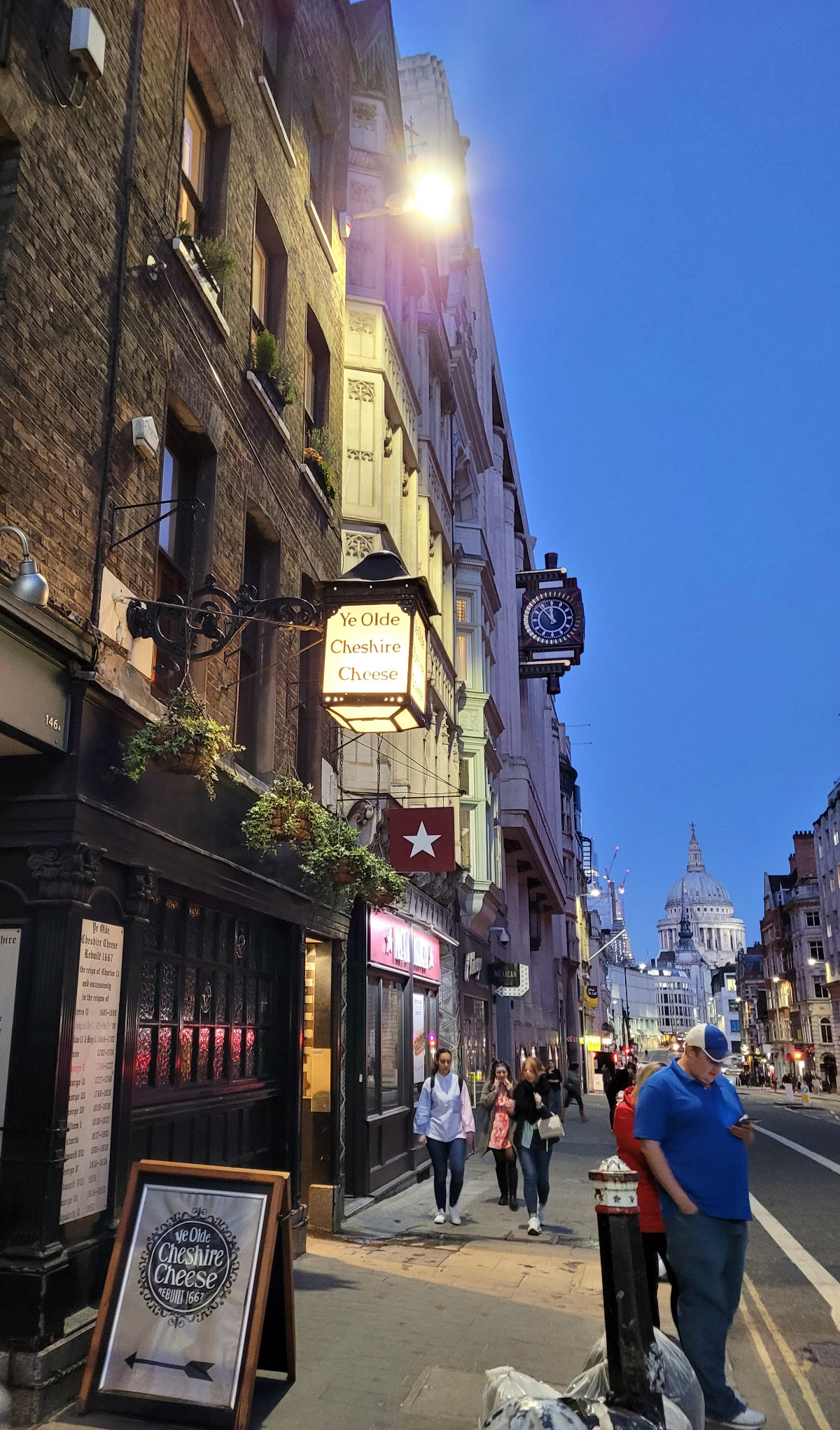 ye olde cheshire cheese outside 