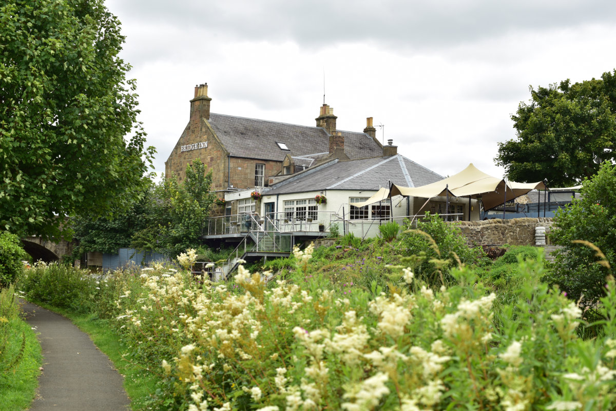 bridge inn ratho view from towpath