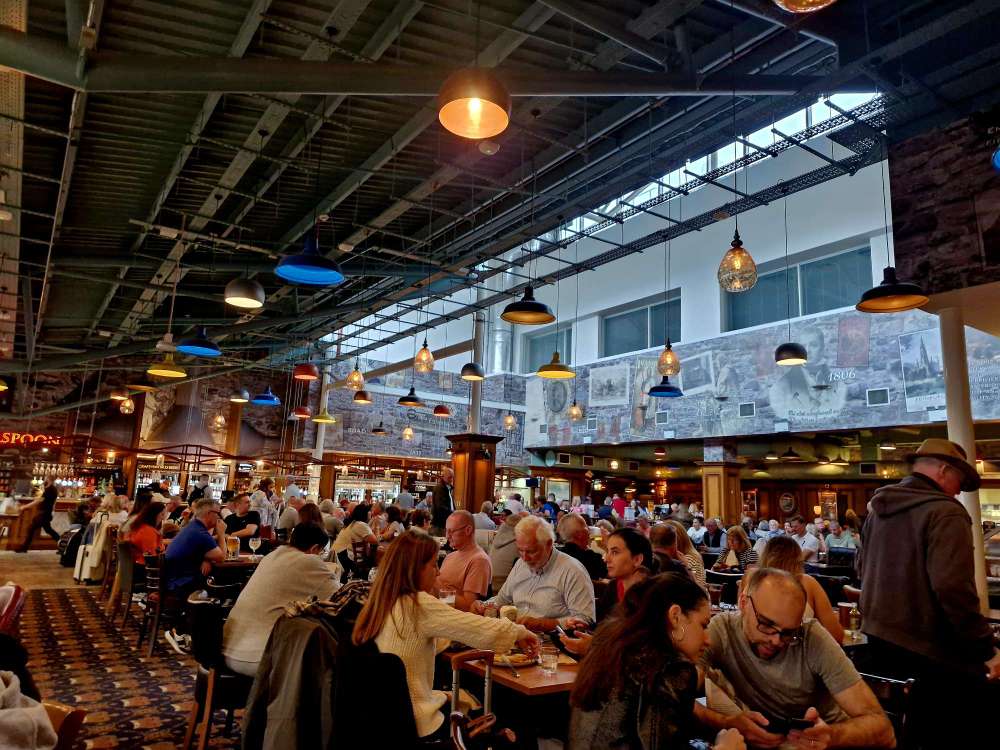 Edinburgh Airport where to eat and drink wetherspoons